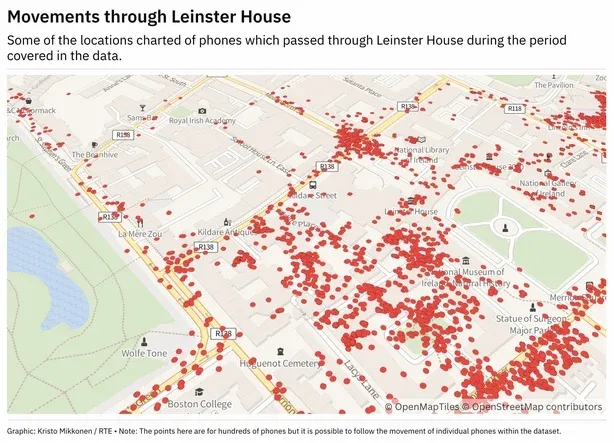 RTÉ 新闻报道展示的地图:数据覆盖期间经过爱尔兰议会大厦 Leinster House 区域的手机位置点分布,红点为数百部手机轨迹,但仍可单独追踪个体完整路径
